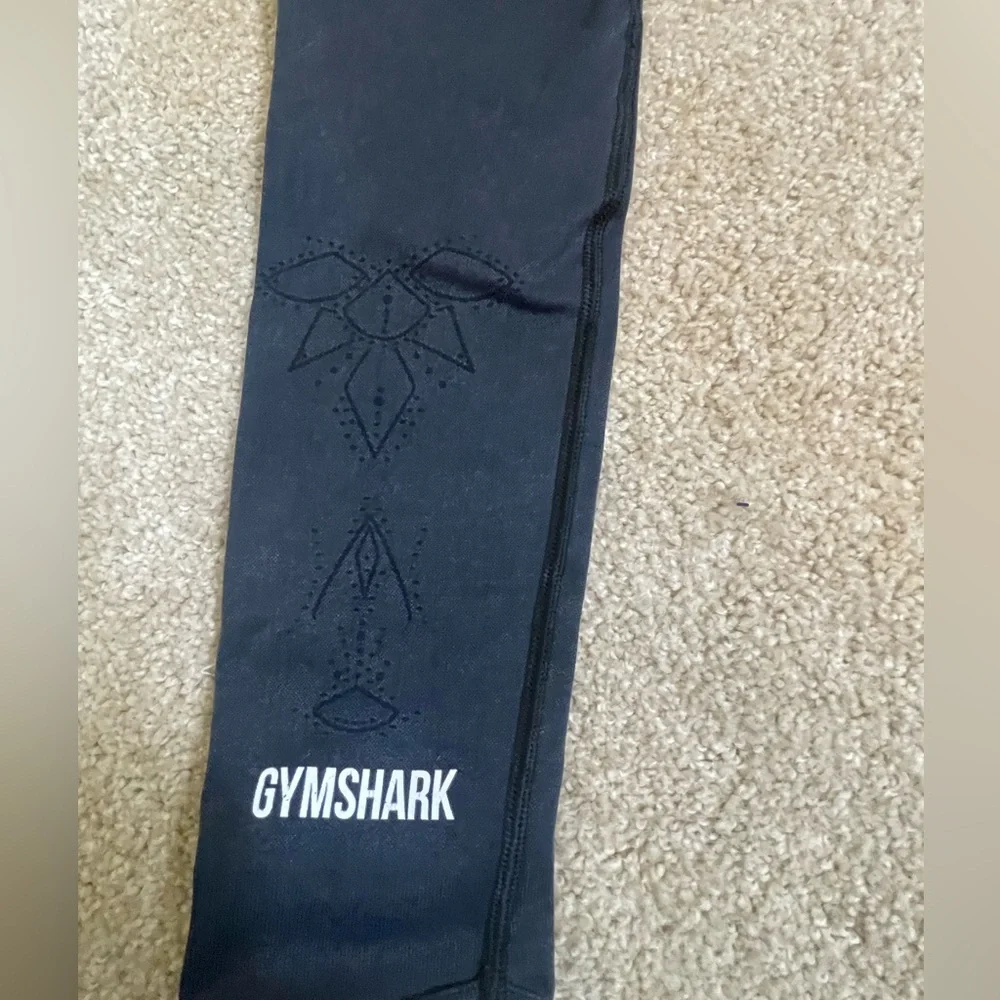 GYMSHARK black textured leggings with designs on front size XS - Picture 7 of 8